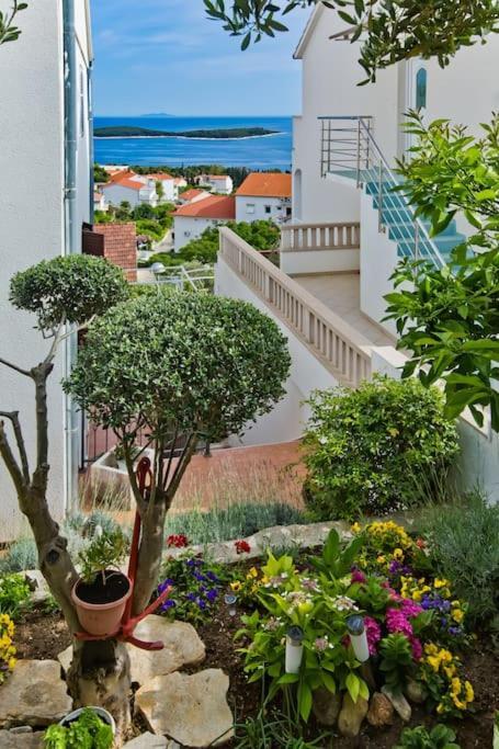Apartman Tino With Two Sunny Terace Hvar Town Esterno foto