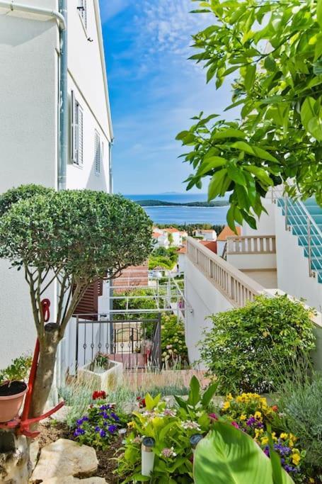 Apartman Tino With Two Sunny Terace Hvar Town Esterno foto