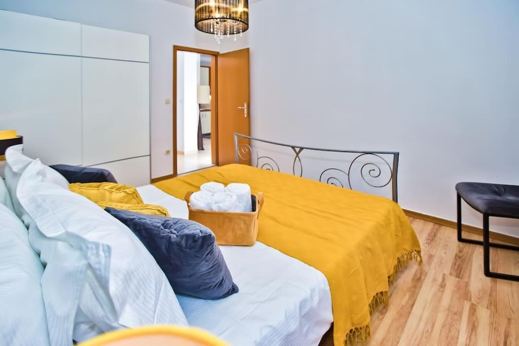 Apartman Tino With Two Sunny Terace Hvar Town Esterno foto