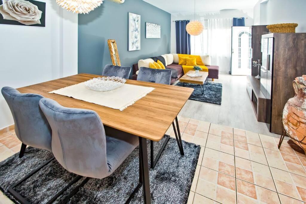 Apartman Tino With Two Sunny Terace Hvar Town Esterno foto