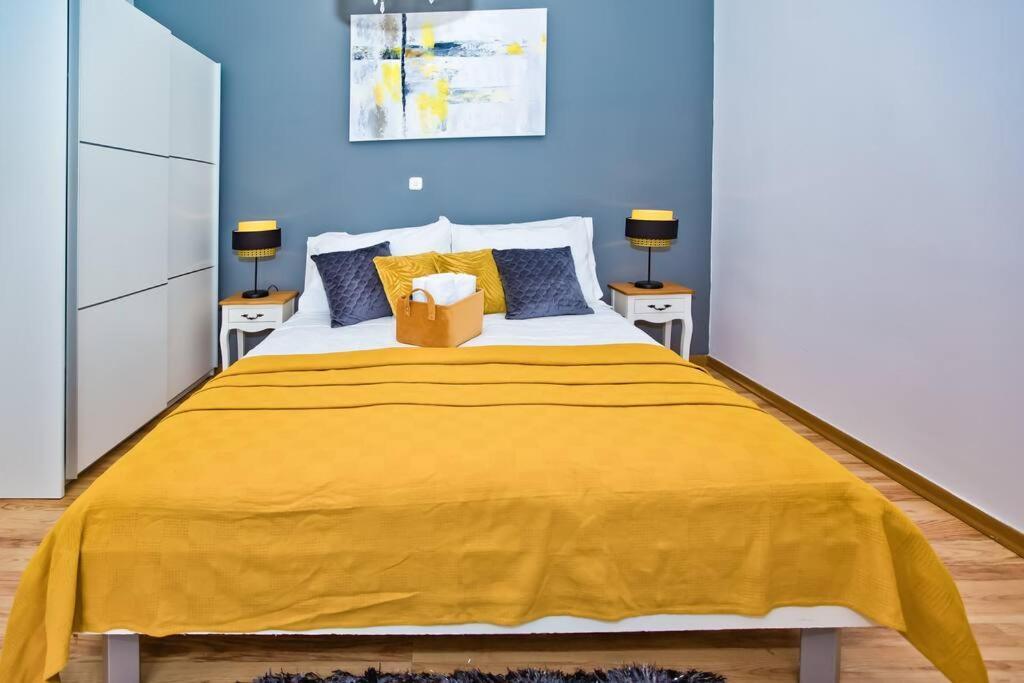 Apartman Tino With Two Sunny Terace Hvar Town Esterno foto