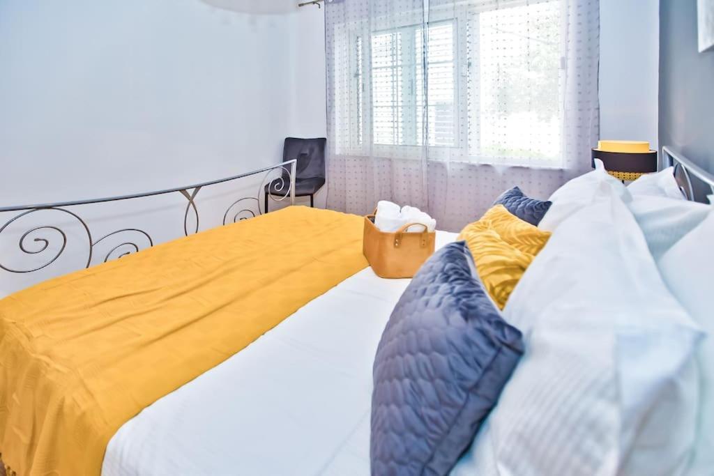 Apartman Tino With Two Sunny Terace Hvar Town Esterno foto