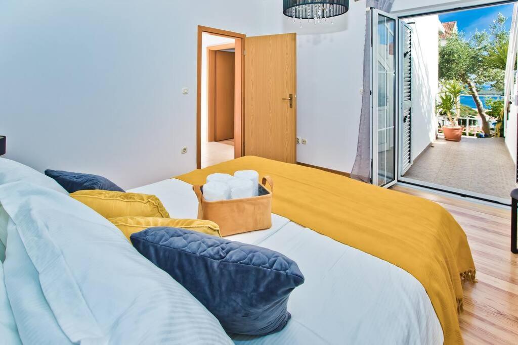 Apartman Tino With Two Sunny Terace Hvar Town Esterno foto