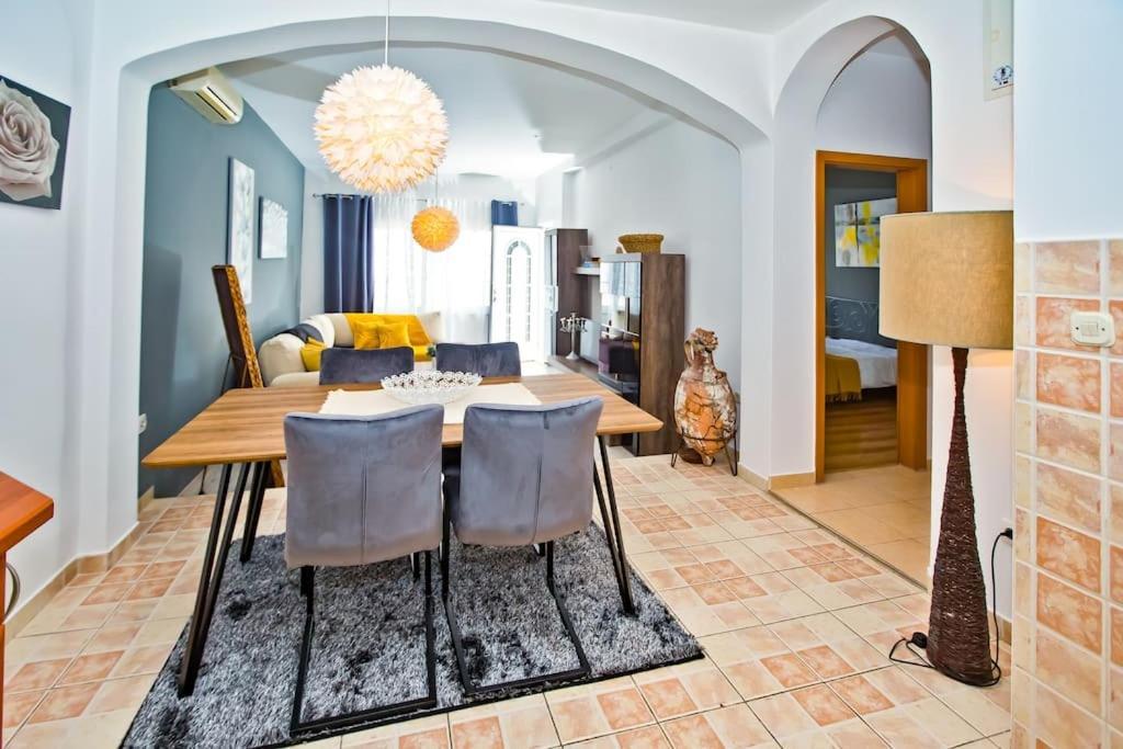 Apartman Tino With Two Sunny Terace Hvar Town Esterno foto